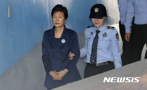 박근혜 '국정농단·특활비' 파기환송심 검찰 "오로지 남탓" 징역 35년 구형