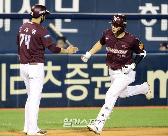 김하성, LG 윌슨 상대 3점 홈런…6년 연속 두 자릿수 홈런