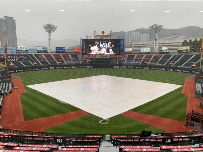 경기 개시 1시간 전부터 굵은 빗방울, KIA-롯데전 우천취소…25일 더블헤더