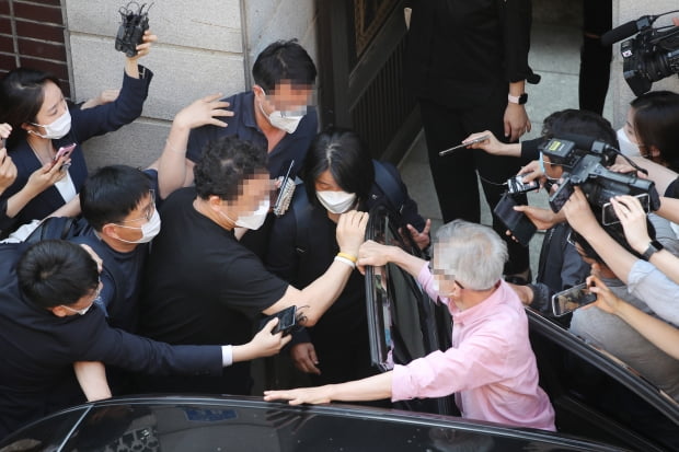 윤미향, 쉼터소장 죽음에…"기자와 검찰이 괴롭혀" 분노